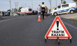 Minibüs ile Otomobil Çarpıştı