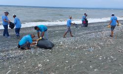 Kuvvetli rüzgarın ardından sahilde temizlik çalışması yapıldı