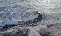Fırtına nedeniyle bazı tekneler kayalıklara sürüklenip parçalandı, bazıları su aldı