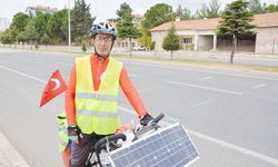 İzmir'den Ankara'ya pedal çeviren Kotluk, gece aydınlatmasını bisikletindeki güneş panelinden sağlıyor
