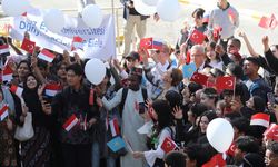 Yabancı öğrenciler Filistin için beyaz balonlar bıraktı