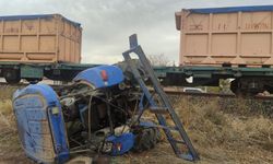 Tren hemzemin  geçitte traktöre çarptı, traktör sürücüsü öldü