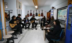 Ebru öğretmen, coğrafya derslerini "türkülerle" anlatıyor