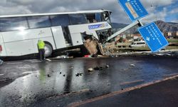 Turist taşıyan otobüsle,  otomobil çarpıştı: 20 yaralı