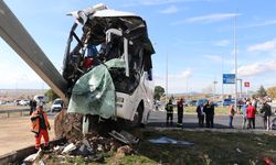 Turistleri taşıyan otobüsle otomobilin çarpıştığı kazada ölü sayısı 3'e çıktı