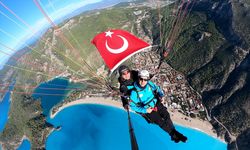 Yamaç paraşütü atlayışında Türk bayrağı açtı