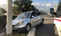 Elektrik direğine çarpan otomobilin sürücüsü yaralandı