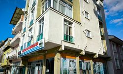 Emekli polis evinde 2 sağlık görevlisini rehin aldı