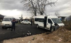 Toprak yığınına çarpan servis minibüsündeki 14 öğrenci yaralandı