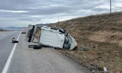 Devrilen hafif ticari aracın sürücüsü öldü