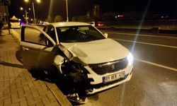 Otomobilin çarptığı motosikletli yaralandı