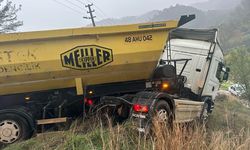 Tır ile hafif ticari araç çarpıştı; 3 yaralı