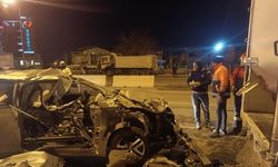 Otomobilin kamyona çarpması sonucu 1 kişi öldü, 1 kişi yaralandı
