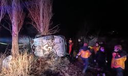 Refüje çarpan otomobilin sürücüsü hayatını kaybetti
