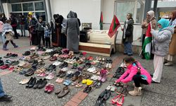 İzmir'de İsrail'in saldırılarında ölen Filistinlileri temsilen ayakkabı bırakıldı