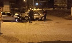 Uşak'ta iki otomobil çarpıştı; 8 kişi yaralı