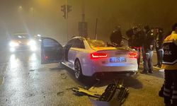 Kırmızı ışıkta bekleyen tıra otomobil çarptı, 1 ölü