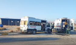 Minibüs ile kamyonetin çarpışması sonucu 8 kişi yaralandı