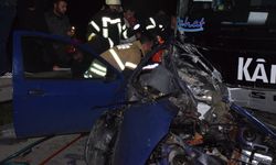 İzmir'de yolcu otobüsü ile otomobil çarpıştı; 2'si ağır, 4 yaralı !
