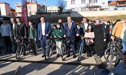 Uşak Belediyesi öğrencilere bisiklet dağıttı