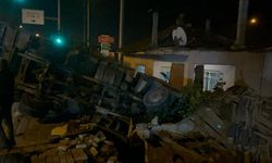 Aydın'da evin bahçesine devrilen kamyonun sürücüsü yaralandı