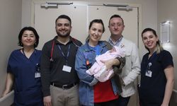 İzmir'de 890 gram dünyaya gelen bebek tedavinin ardından annesine kavuştu