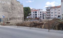 Uşak'ta binanın temeli sokağı kapattı