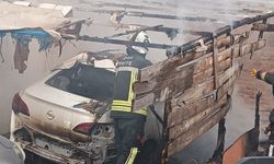 Uşak Ünalan Mahallesi'nde bir otomobil yanarak kullanılamaz hale geldi