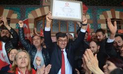 Kütahya Belediye Başkanı Eyüp Kahveci mazbatasını aldı