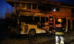 Muğla'da minibüste çıkan yangın sıçradığı eve zarar verdi