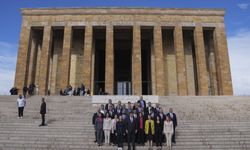 İzmir Büyükşehir Belediye Başkanı Tugay ve beraberindeki heyet, Anıtkabir'i ziyaret etti