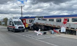 Afyonkarahisar'da yolcu treninin çarptığı tırın sürücüsü hafif yaralandı