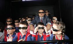 Kütahya Valisi Musa Işın öğrencilerle 10D sinema filmi izledi
