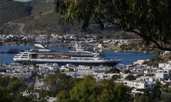 Depremzedelere barınak olan yüzen otel, Ege adalarına turist taşıyor