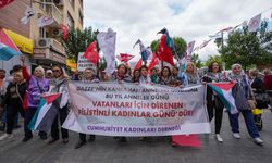 İzmir'de Cumhuriyet Kadınları Derneğinden Gazzeli annelere destek yürüyüşü