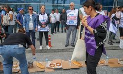 İzmir'de bir grup belediye çalışanı, ücretlerini alamadıkları gerekçesiyle eylem yaptı