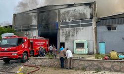 Uşak'ta tekstil fabrikasında çıkan yangın söndürüldü, soğutma çalışmaları devam ediyor