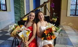 İzmir'de genç piyanistler konser verdi