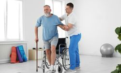Felçli hasta, tekerlekli sandalyeyle geldiği hastaneden yürüyerek çıktı