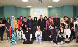 Kütahya'da üniversite öğrencileri çizgi film karakteri kostümleriyle festivale katıldı