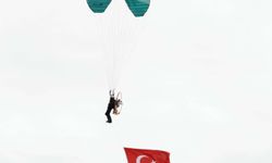 Eşme Kemer Dağı’nda yamaç paraşütü yarışması yapılıyor