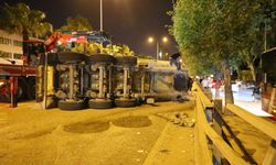 İzmir'de dorsesi devrilen hafriyat kamyonunun şoförü yaralandı