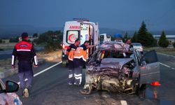 Uşak'ta kamyona çarpan otomobilin sürücüsü hayatını kaybetti