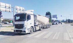 Gediz'de Tankere Arkadan Çarpan Otomobildeki 2 Kişi Öldü, 1 Kişi Yaralandı