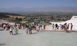 Pamukkale'nin ziyaretçi sayısı yılın ilk yarısında 1 milyona yaklaştı