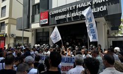 İzmir'de iş bırakan memurlar CHP İl Başkanlığına yürüdü