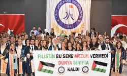 İzmir Demokrasi Üniversitesi mezuniyet töreninde Filistin'e destek mesajı verildi