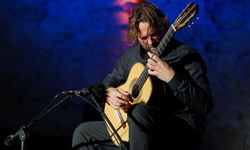 Gitarist Marcin Dylla, Çeşme Kalesi'nde konser verdi