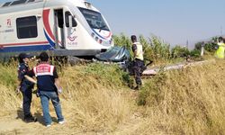 Uşak-İzmir seferini yapan yolcu treni araca çarptı; 3 ölü