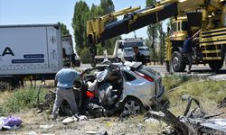 Afyonkarahisar'da tırla çarpışan otomobildeki 3 kişi yaşamını yitirdi